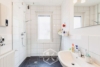Platz für Liebe & Leben – charmante 3-Zimmer-Wohnung - Badezimmer