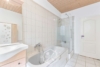 Altstadtnah und familienfreundlich – großzügige 4-Zimmer-Wohnung - Badezimmer