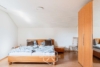 Kapitalanlage mit Perspektive: Lichtdurchflutete 4-Zimmer-DG-Wohnung - Schlafzimmer