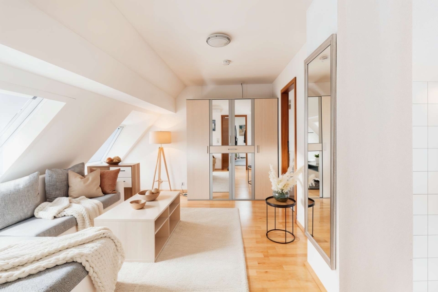 Attraktive 2-Zimmer-Wohnung am Löwen-Markt, 70499 Stuttgart, Dachgeschosswohnung