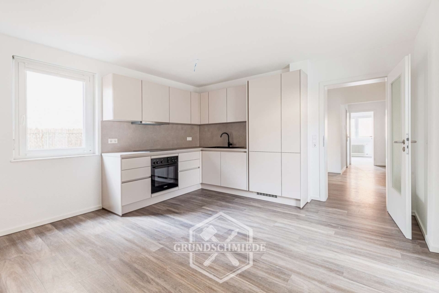 Erstbezug nach Renovierung: 4 Zimmer, neue EBK und Terrasse, 70435 Stuttgart, Erdgeschosswohnung