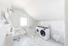 Attraktive 4,5-Zimmer-Dachgeschosswohnung mit Balkon, Garage und großem Garten - Badezimmer