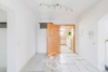 Attraktive 4,5-Zimmer-Dachgeschosswohnung mit Balkon, Garage und großem Garten - Flur