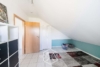 Attraktive 4,5-Zimmer-Dachgeschosswohnung mit Balkon, Garage und großem Garten - Schlafzimmer 2