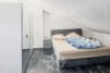 Drei Ebenen Lebensqualität – Modernisiertes Einfamilienhaus im Grünen - 2.OG Schlafzimmer