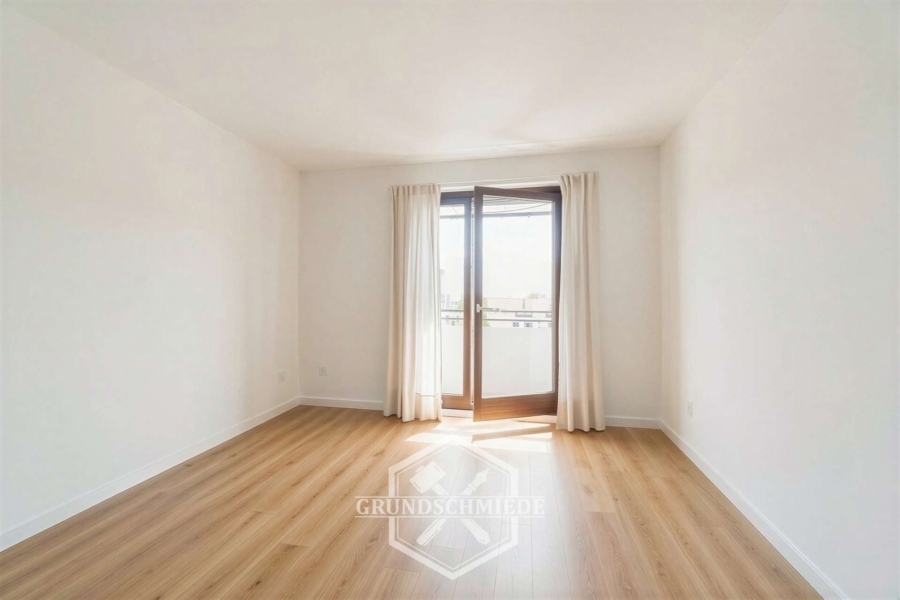 Traumhaftes WG-Zimmer mit privatem Balkon und Panoramablick, 70176 Stuttgart, Zimmer