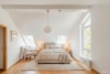 Wohngefühl auf zwei Ebenen – lichtdurchflutete Maisonette mit Balkon - Einrichtungsbeispiel KI generiert