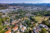 Raum ohne Kompromisse – Großzügiges Familienhaus mit eigenem Gartenparadies - Luftaufnahme