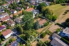 Raum ohne Kompromisse – Großzügiges Familienhaus mit eigenem Gartenparadies - Luftaufnahme