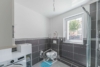 Exklusive Kapitalanlage: Voll vermietetes 8-Familienhaus in guter Lage - Badezimmer